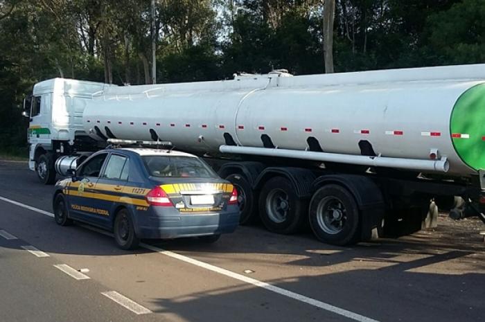 Caminhão destinado a produtos químicos é flagrado transportando óleo de soja